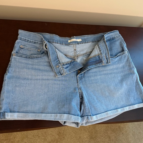Women's Levi’s Mid length denim shorts - Picture 1 of 4